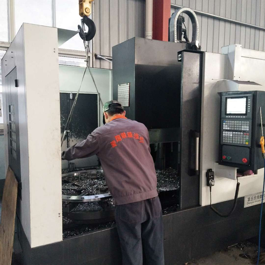 Teknik çalışanlar süreci CNC flanşlar üzerinde tamamlar